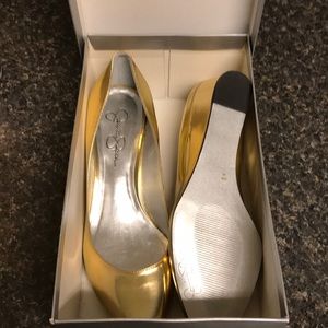Size 10 new in box Jessica Simpson gold pumps